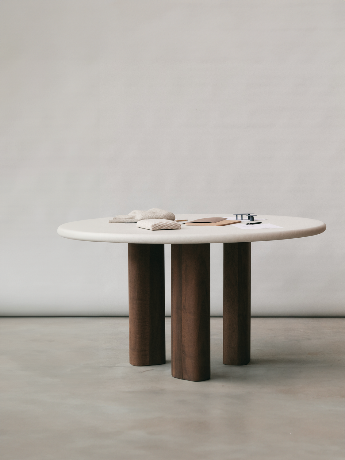 Pillar dining table round - Salt mortex